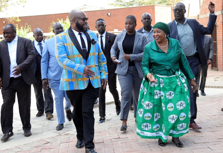 Mutare business people led by Minister of State for Provincial Affairs and Devolution Advocate Misheck Mugadza pose for photo after meeting First Lady Dr Auxillia Mnangagwa
