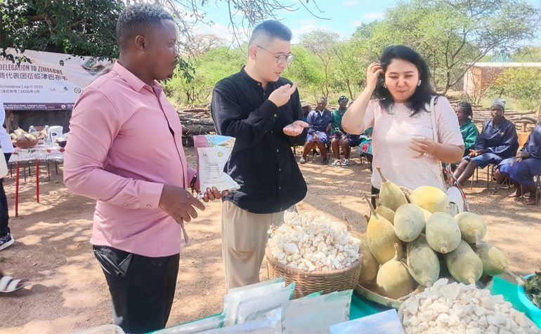Mr Muzhingi interacts with the two Chinese buyers in Buhera yesterdya afternoon
