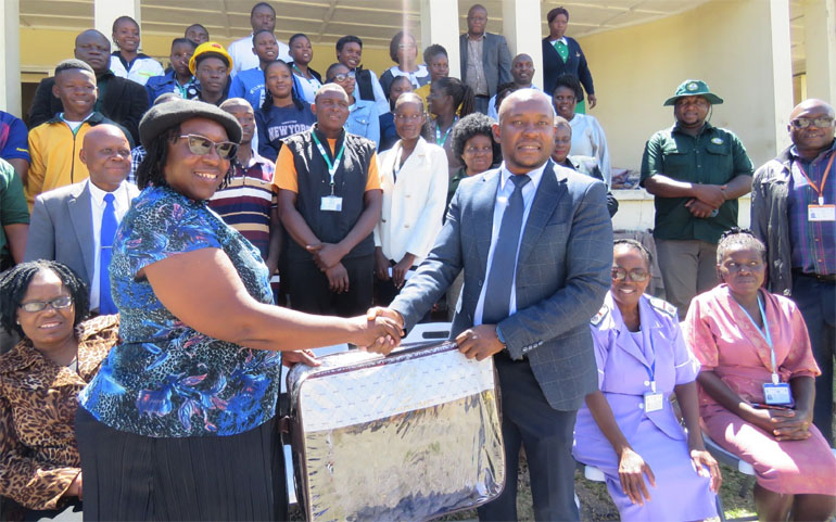Mutare Polytechnic donates 76 blankets to Victoria Chitepo Provincial Hospital