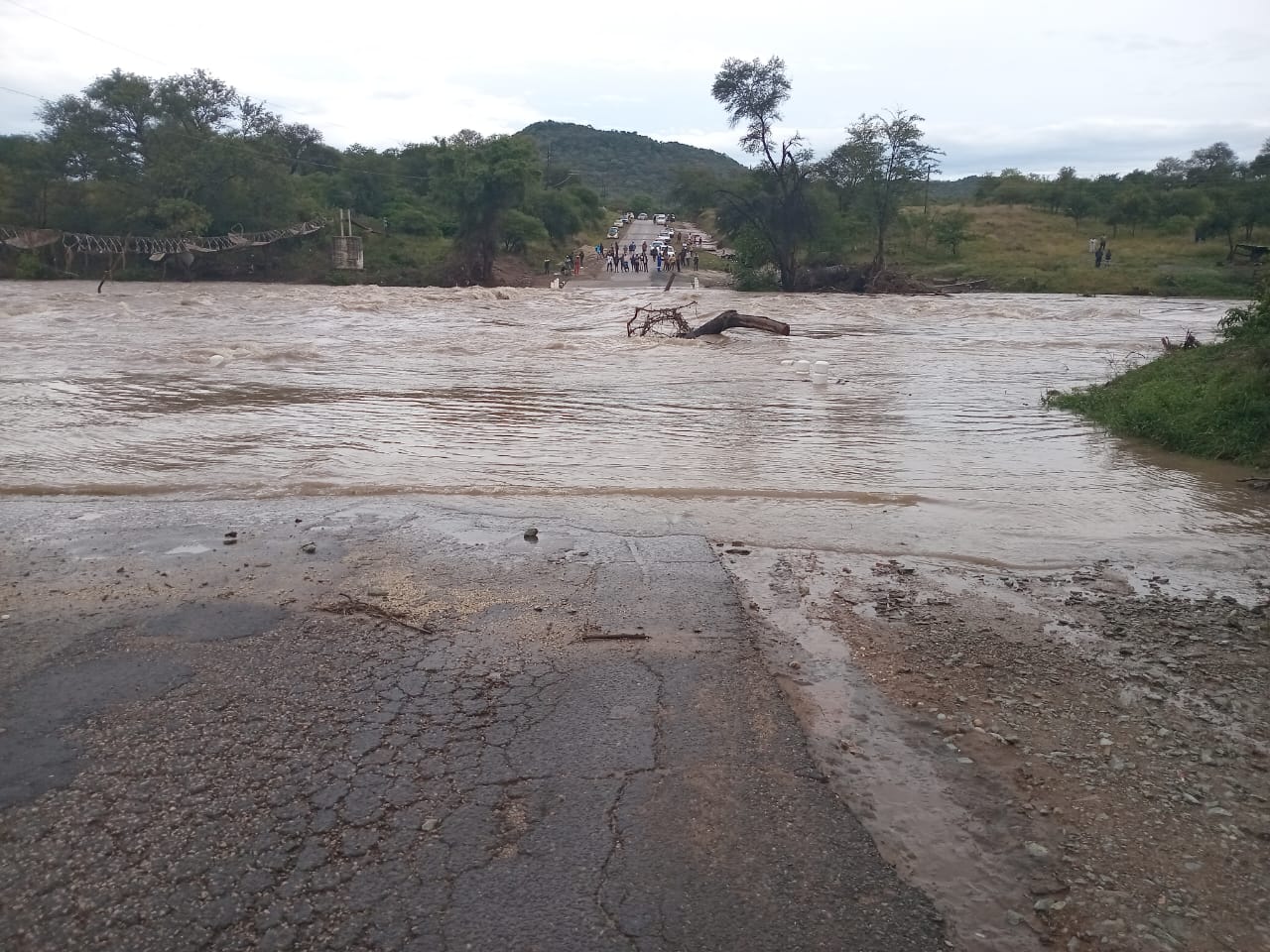 Flooded Mtshabezi River leaves motorists stranded as authorities issue warning