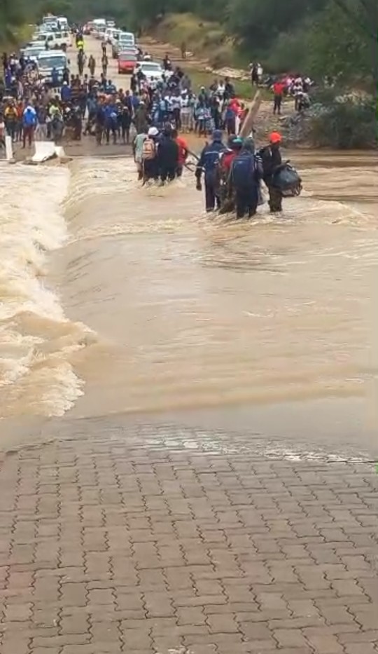 WATCH:DARING pedestrians cross flooded Mtshabezi River bridge in Gwanda.