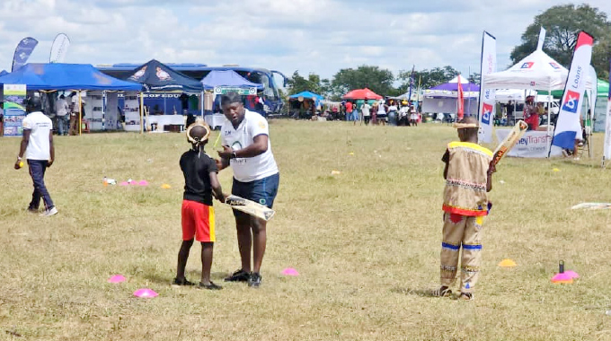 I-Cricket Ekhaya ivumbulula  ithalenta eNkayi