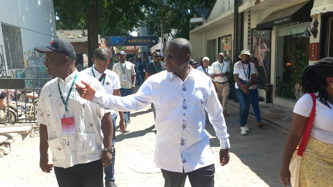 Minister tours Beijing’s Historic 798 Art Zone