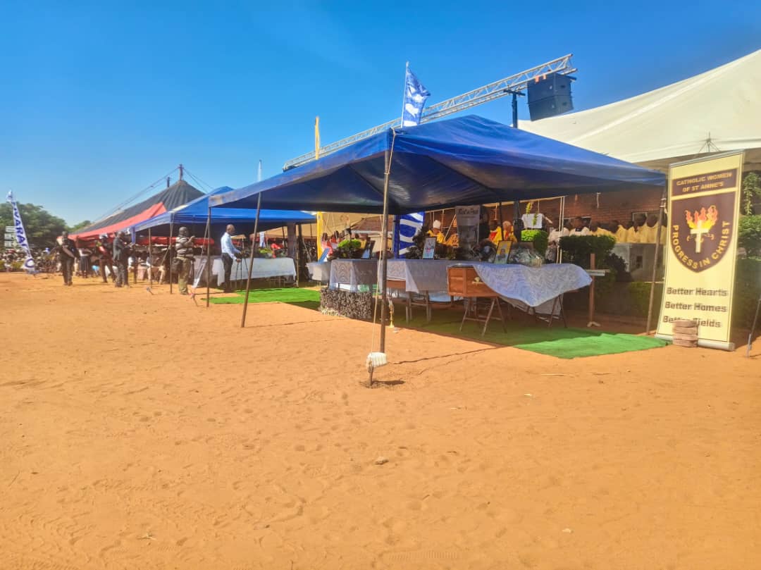 Mourners gather to bid farewell to eight road crash victims in Victoria Falls
