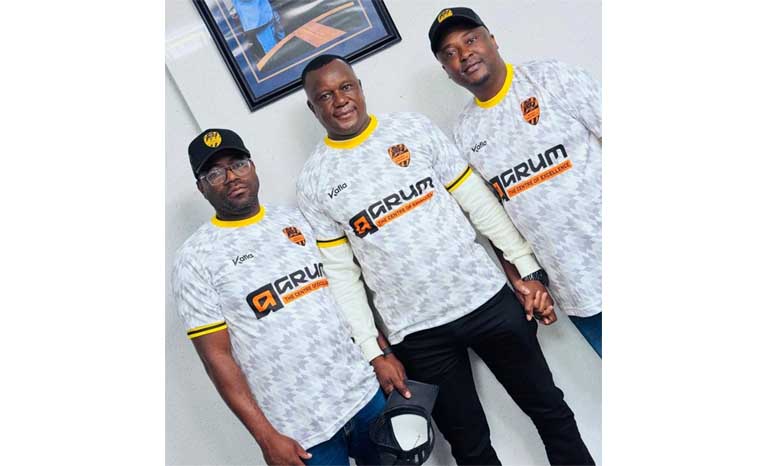 COMRADES IN ARMS . . . Manica Diamonds chairman, Leslie Chipunza (left), gets a Kodak moment with new coach, Hebert ‘Jompano’ Maruwa (middle), and club board member finance, Terrence Chitambo, at the club offices in Mutare on Wednesday night after the contract signing ceremony