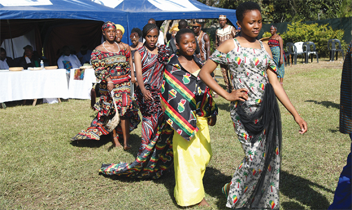  Models display their African attires