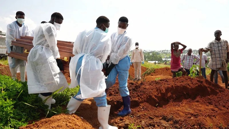 Ebola mourners learn how to grieve safely