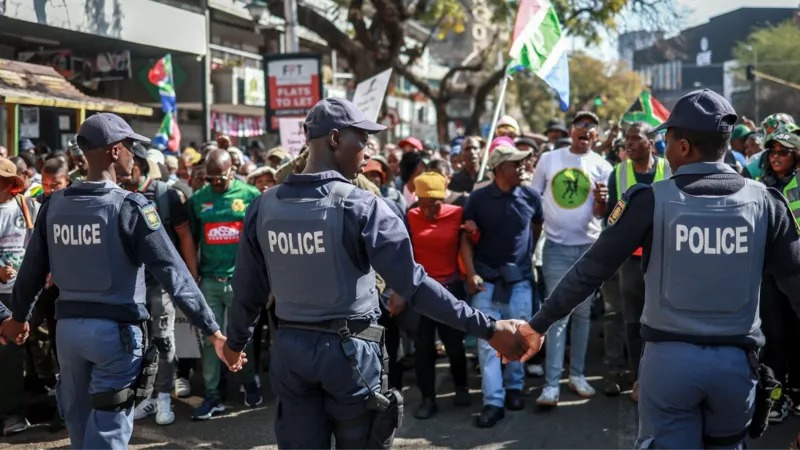 Zimbabweans in South Africa urged to stay indoors amid anti-immigration protests