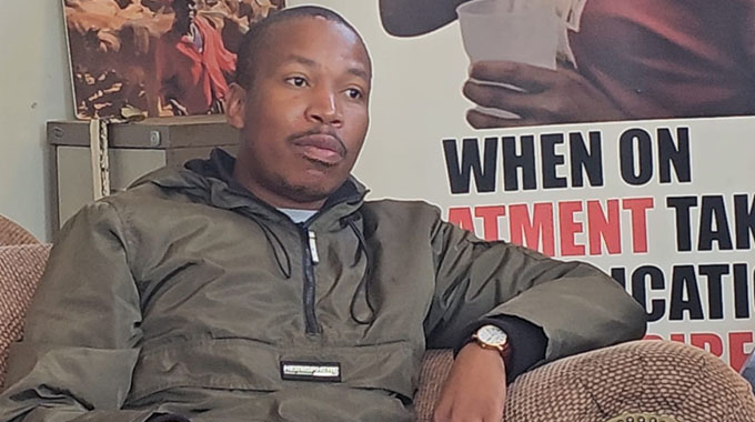 Induna zikhuthaza imikhuba yamasiko emihle ekulwiseni iHIV
