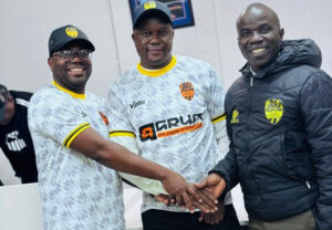COMRADES IN ARMS . . . Manica Diamonds chairman, Leslie Chipunza, coach, Herbert Maruwa and vice chairman, Masimba Chihowa share a light moment during the formal introduction of the gaffer following his arrival at the club recently