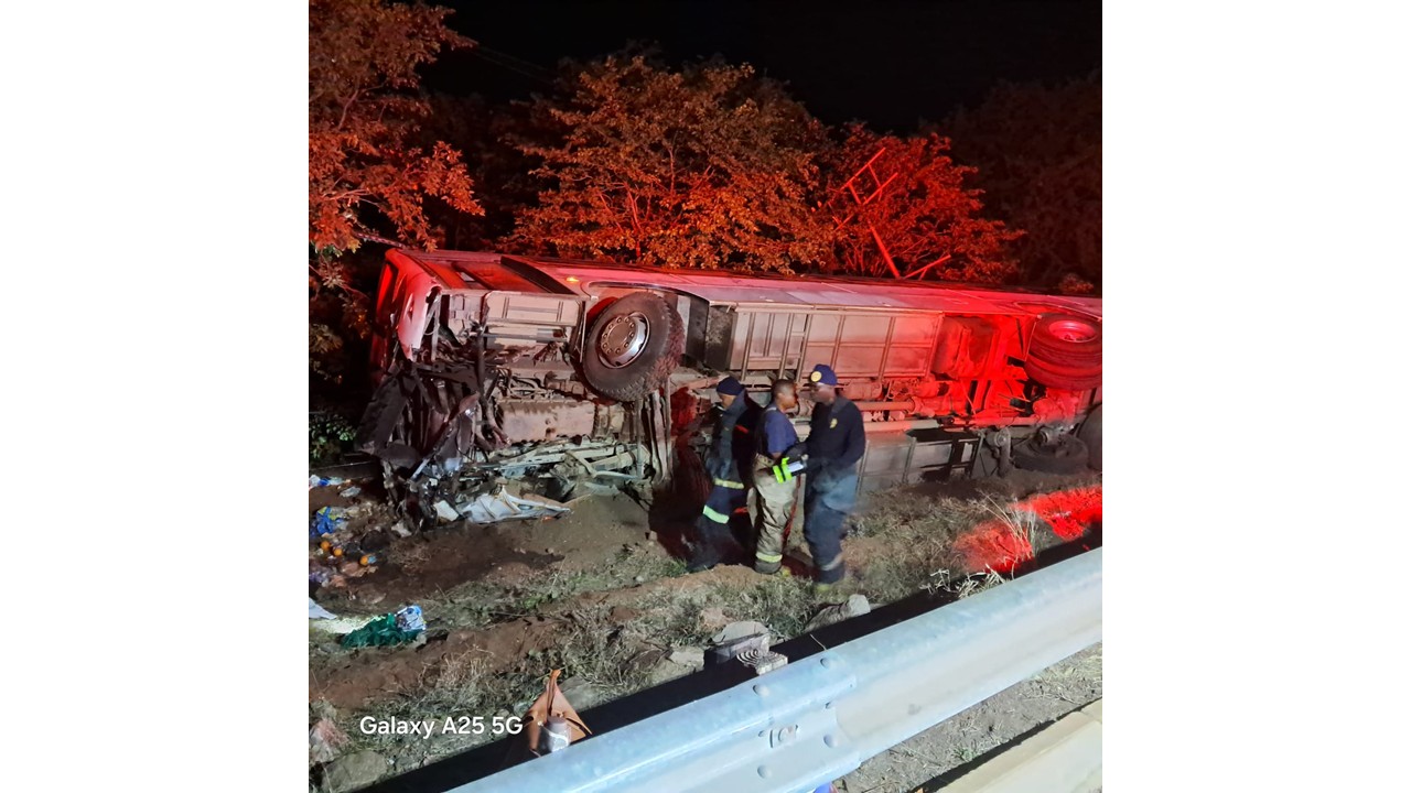 BREAKING: Bus carrying migrants to Musina overturns on N1, driver killed