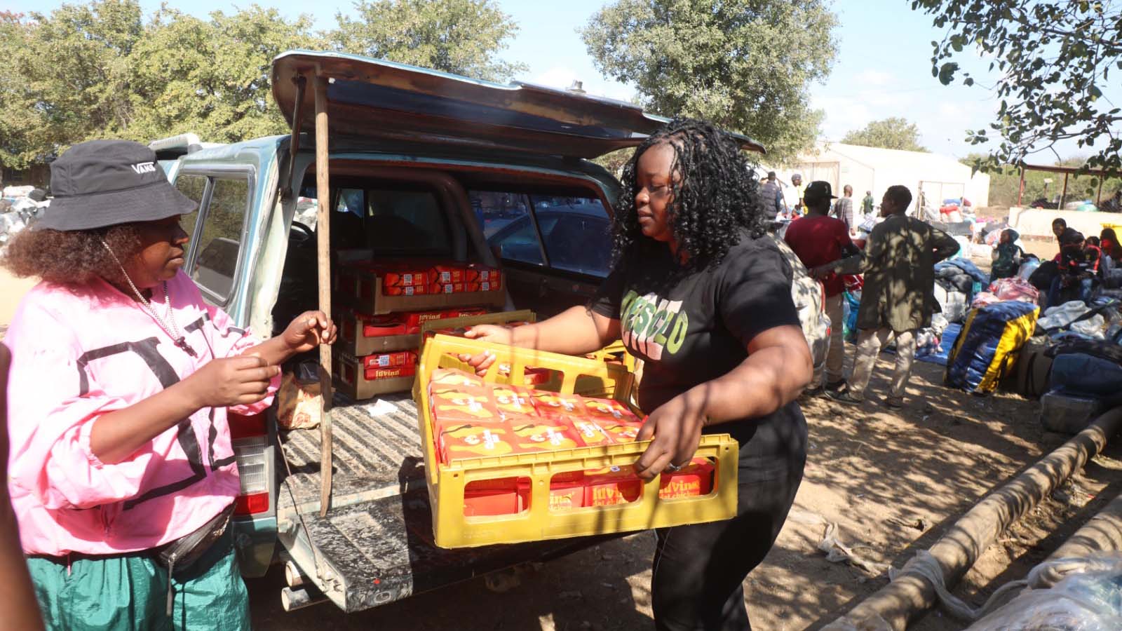 Dr Tungwarara extends food aid to returnees at Beitbridge as evacuations continue
