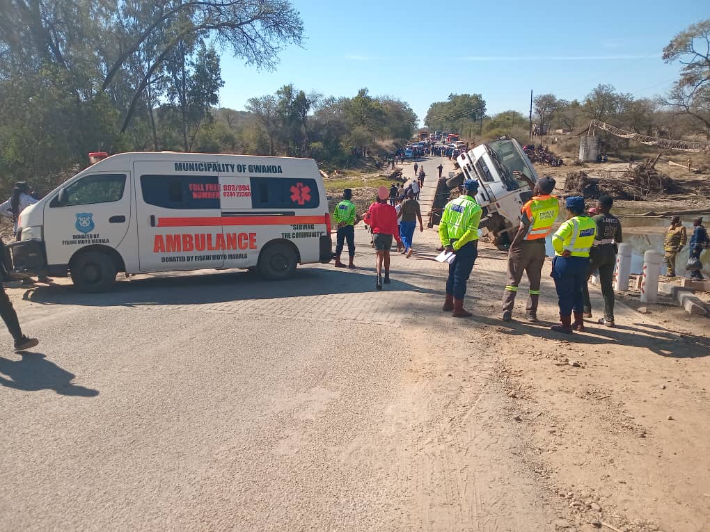Truck overturns at Mtshabezi Bridge