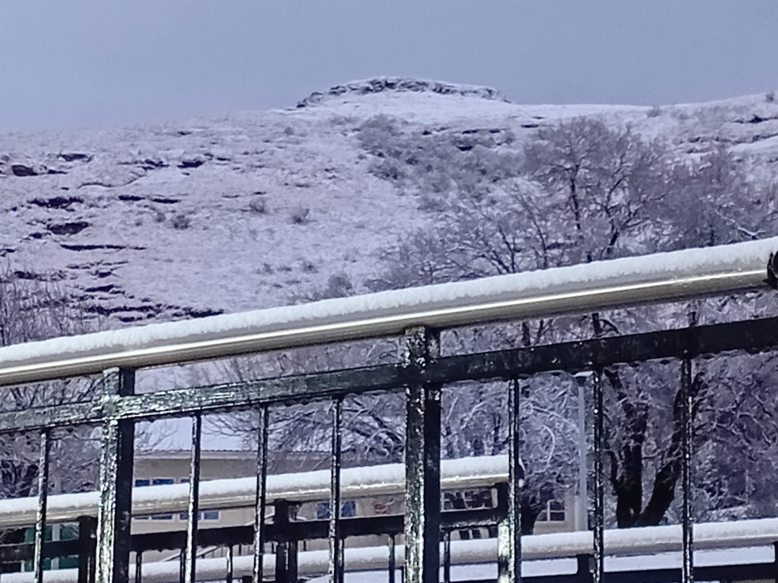 Heavy snowfall shuts South Africa’s Qacha’s Nek border post