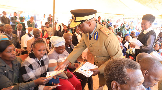 Amapholisa aqinisa ubudlelwano lozulu eNyathi