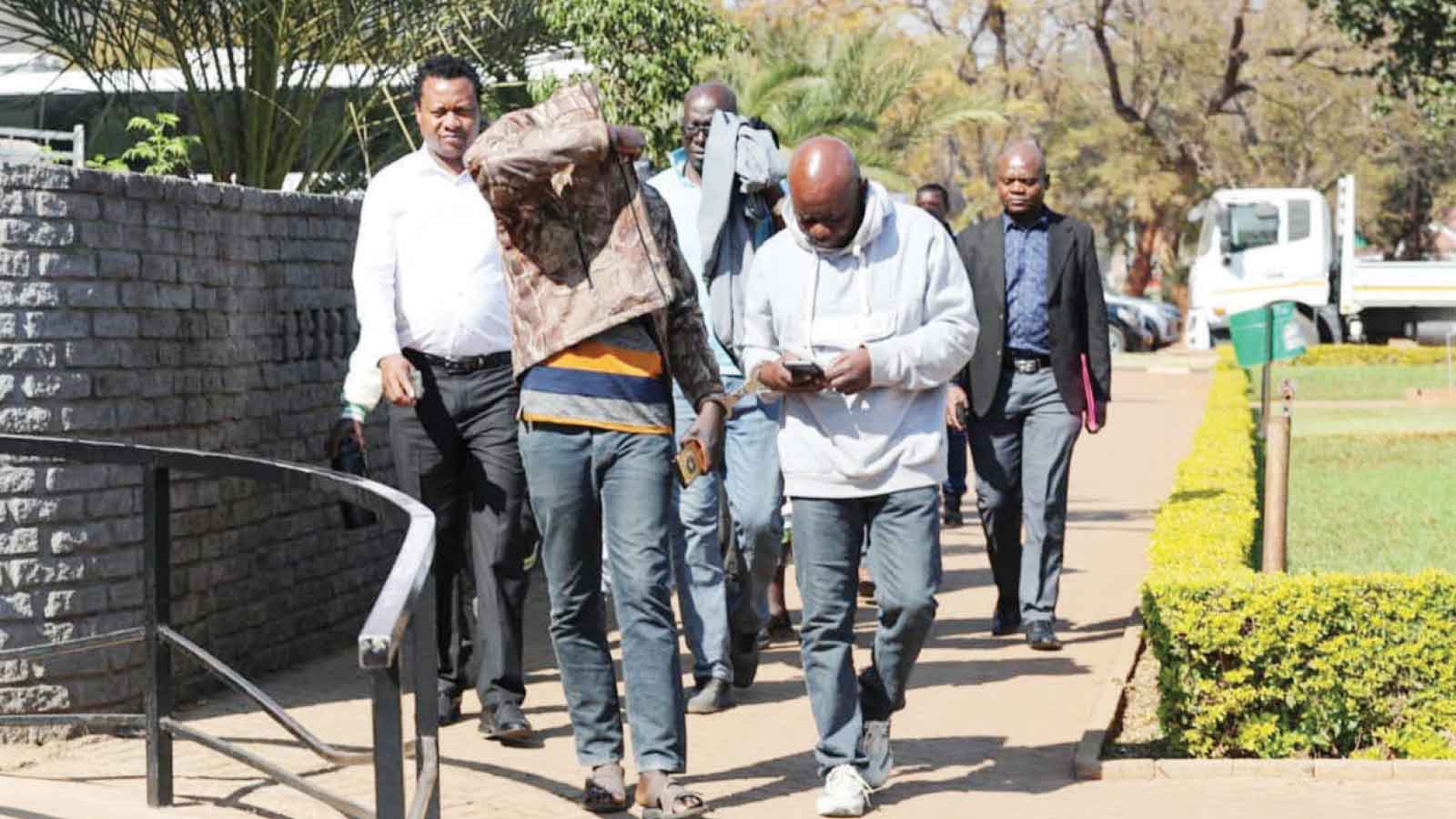 SIX IVORY DEALERS ARRESTED FOR TRYING TO SELL U$23k LOOT