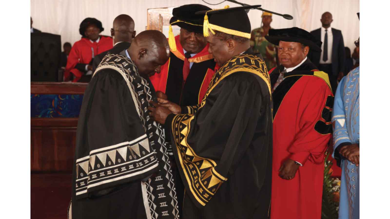 President caps 3 495 at CUT . . . installs new Vice Chancellor . . . varsity marks Silver jubilee