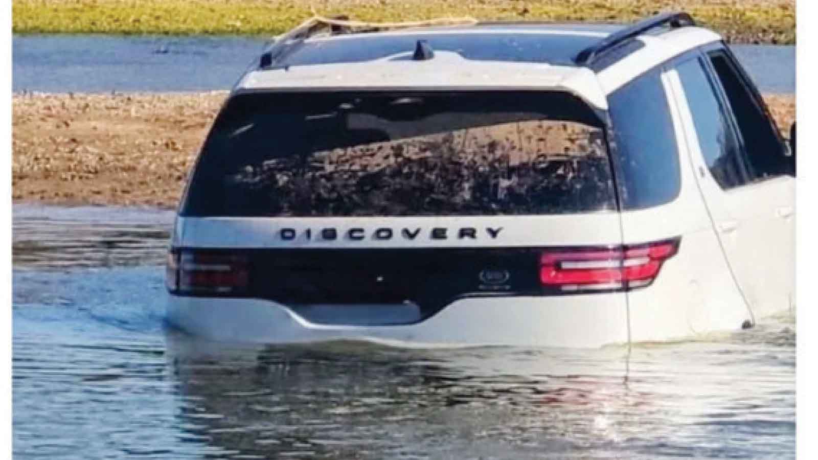 CAR THIEVES DRIVE LAND ROVER DISCOVERY INTO LIMPOPO RIVER