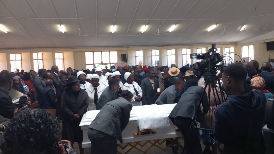 Uzulu uvalelisa uNothabo lamadodakazi akhe kunkonzo yabo yokucina