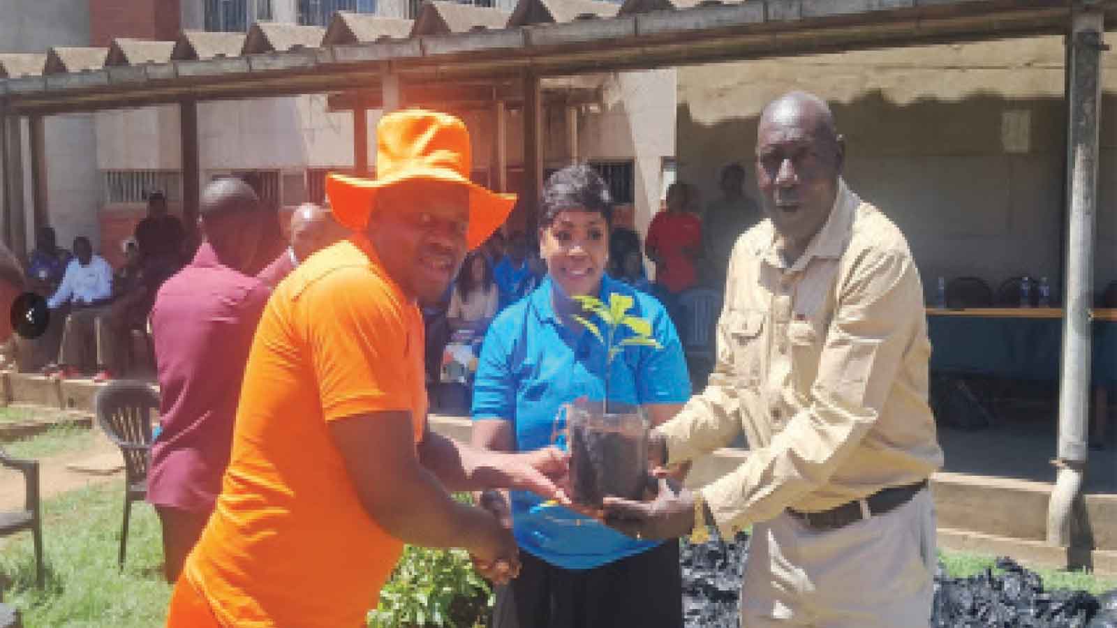 TV PERSONALITY MAPONGA MEETS 134 INMATES AT CHIKURUBI, INCLUDING MUVEVI