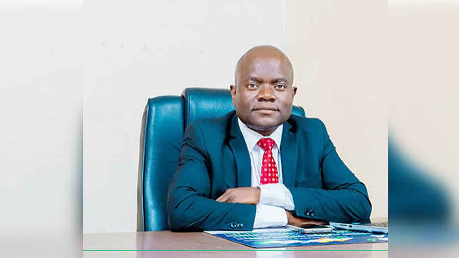 Gweru mayor congratulates chamber secretary on attaining a PhD