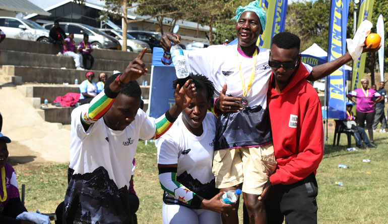 Doek on, shoes off: Gogo powers to 21km bronze