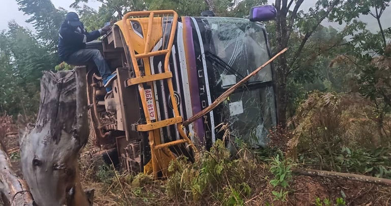 7 injured as bus veers off road