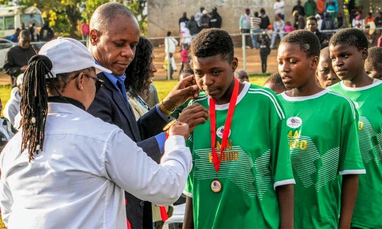 Mutare District Daevelopment Coordinator, Tendai Kapenzi hands over winners’ medals to Faithdrive FC, the Mai Hondo Youth Sport tournament girls’ champions for the previous edition of the competition