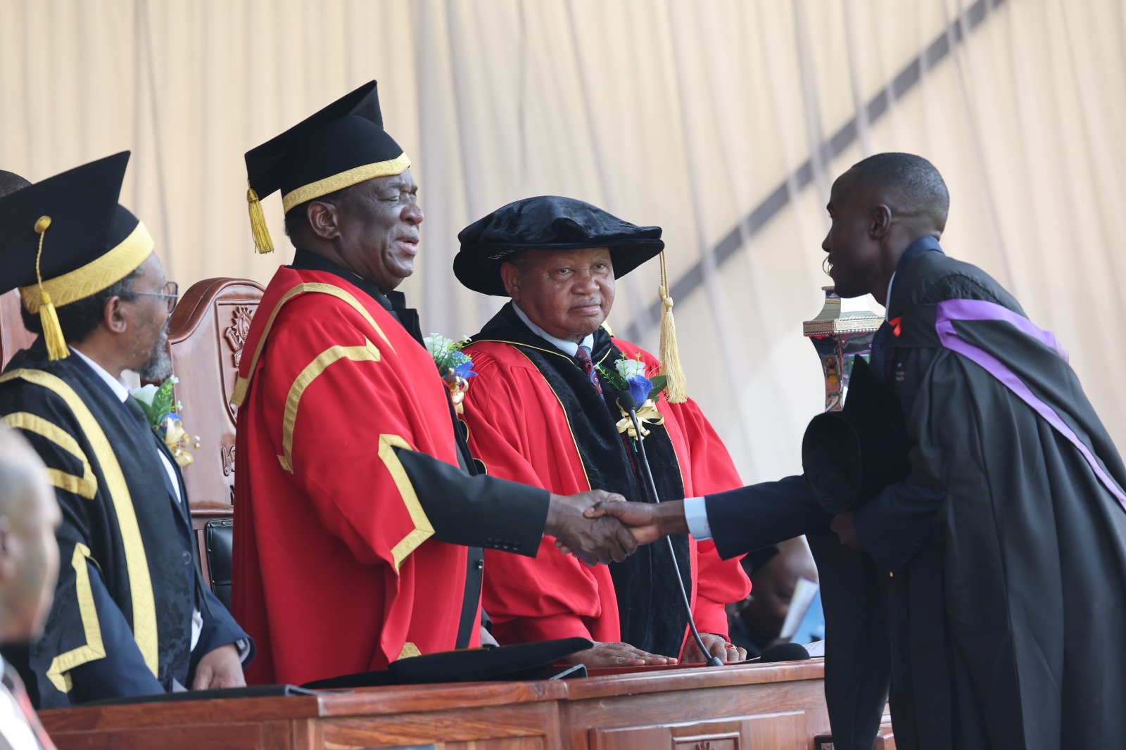 UMongameli uMnangagwa uqeqetsha abafundi beNUST abangu-2 570