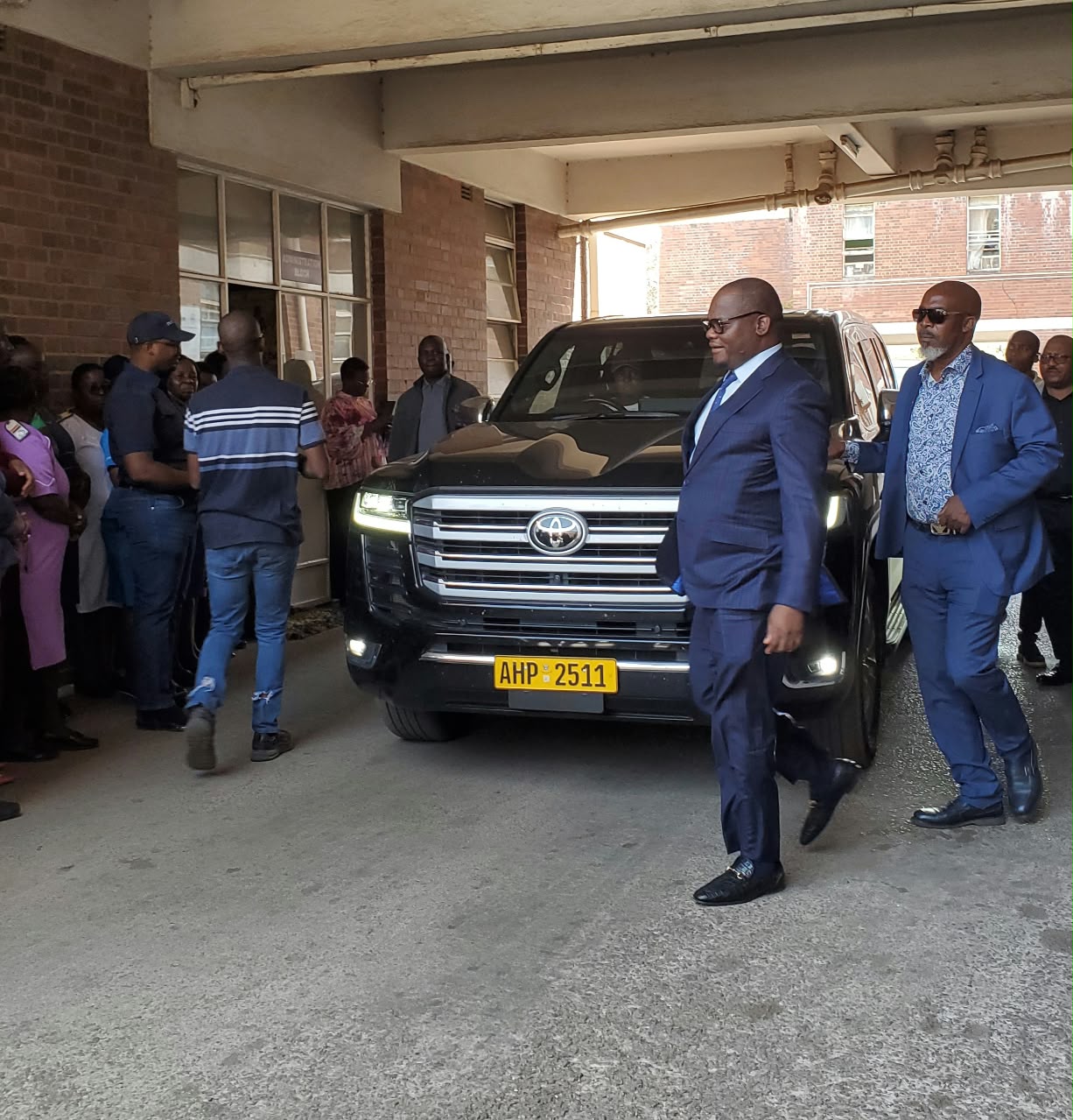 Dr Tungwarara tours Mpilo hospital renovation works