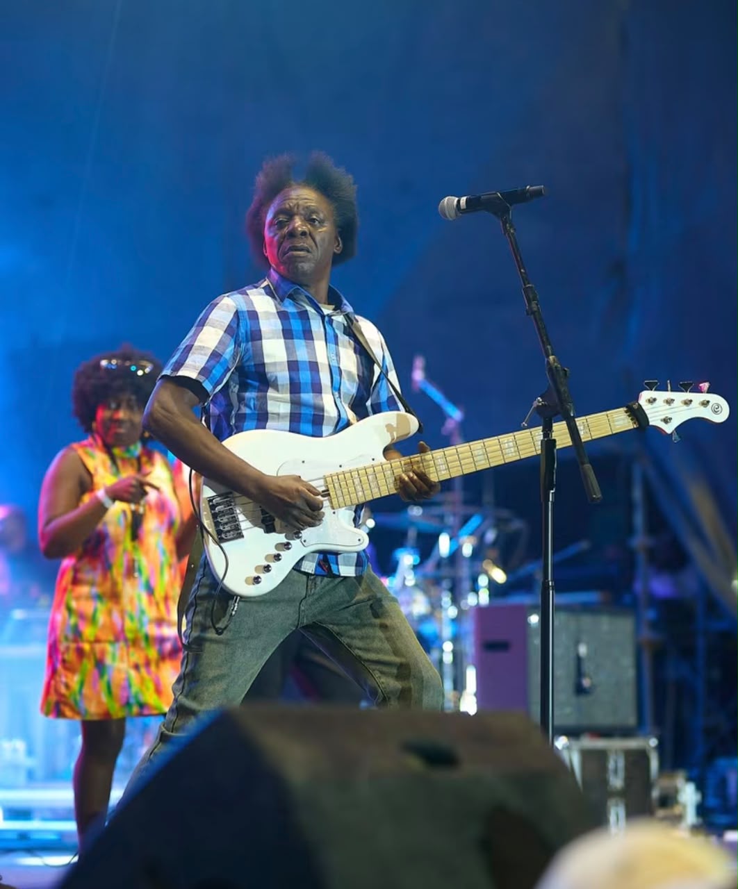 When a legend gives you your flowers…Salif Keita praise charms Marabini