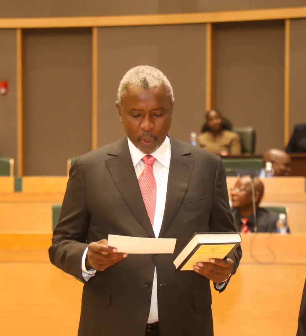 10 Senators sworn in