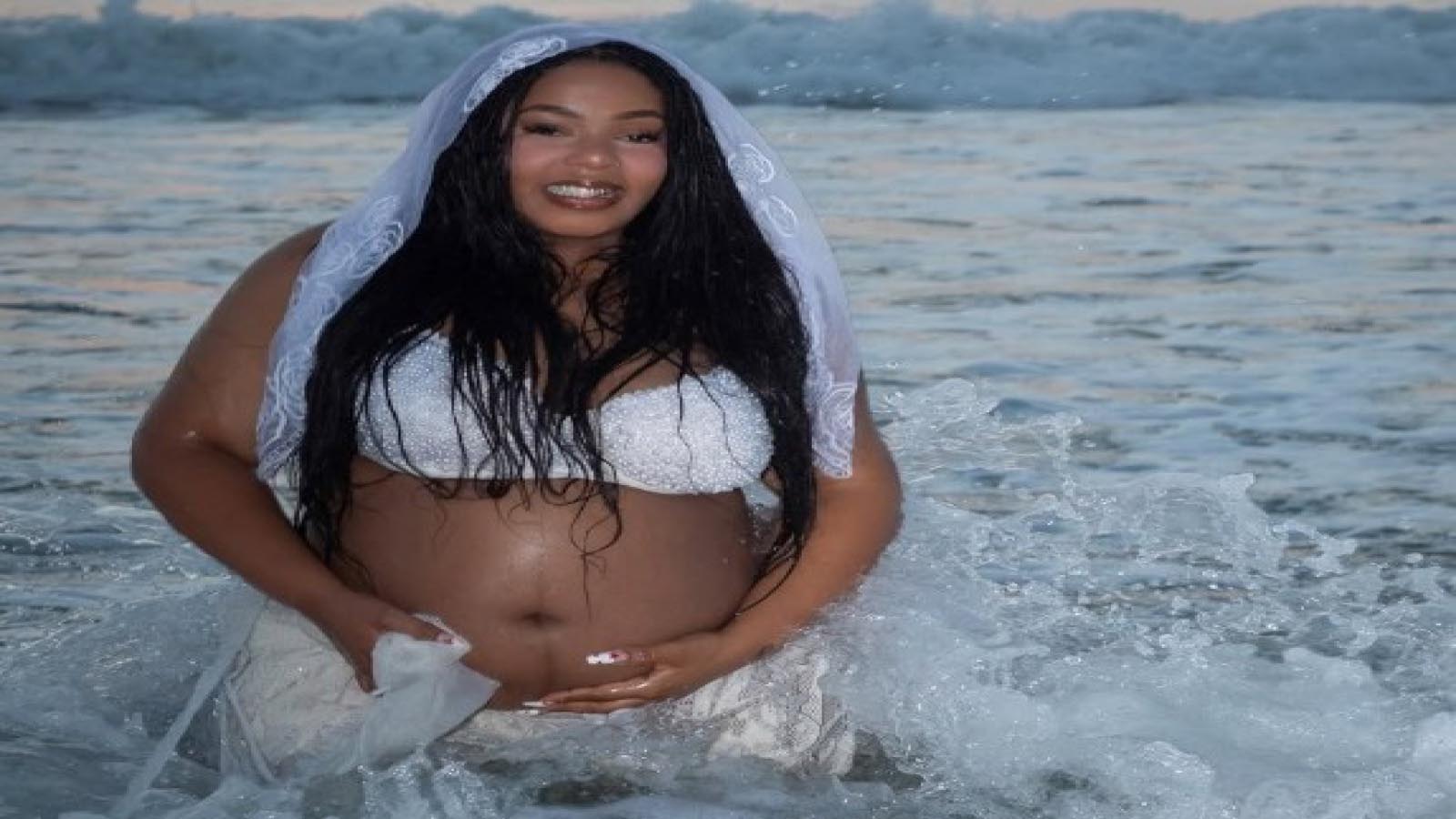 Shekhinah announces motherhood with maternity photos