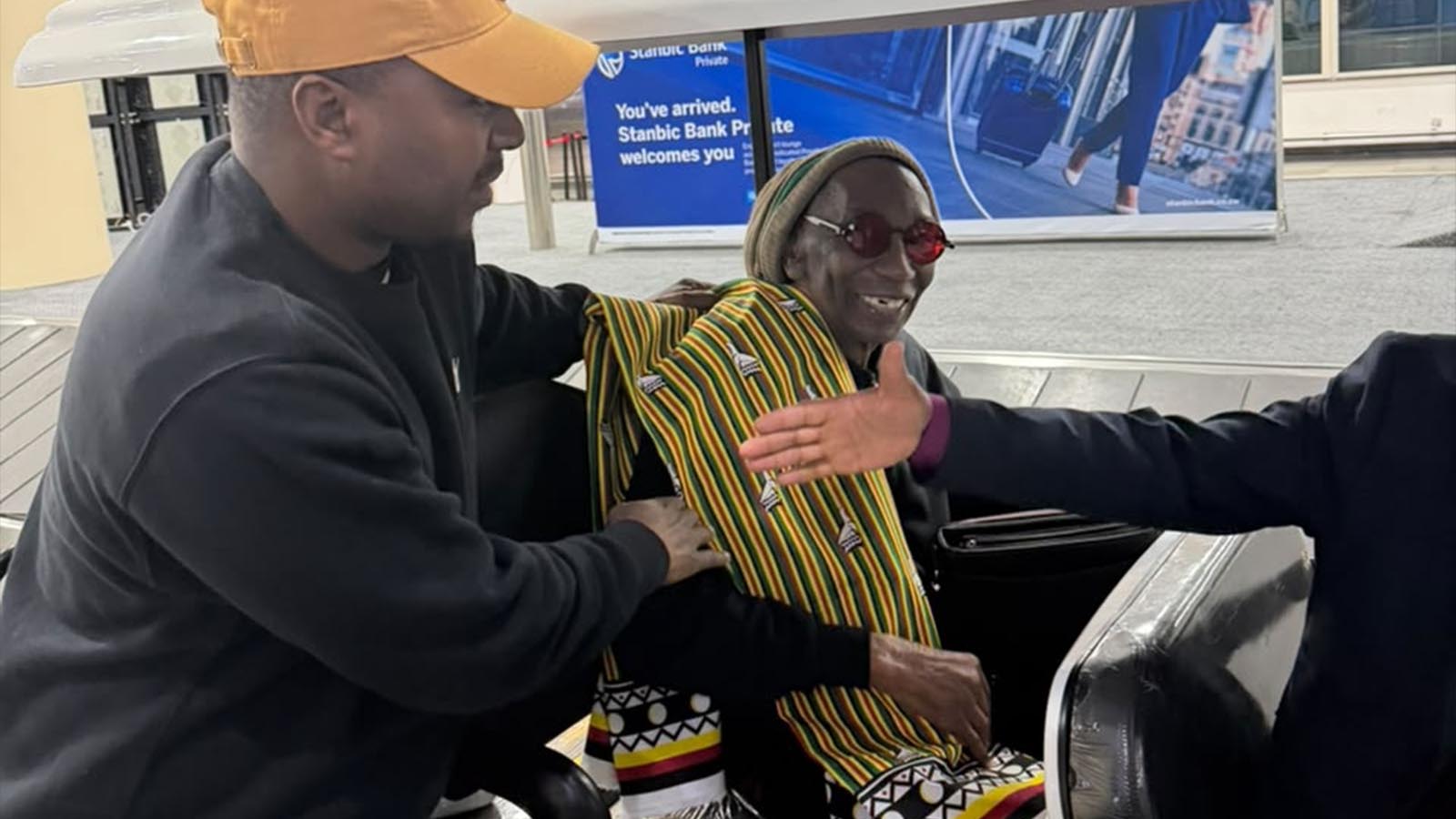 Thomas Mapfumo arrives in Harare
