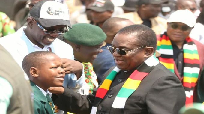 UMongameli ukhuthaza abasakhulayo: Sebenzani gadalala, lenze imali