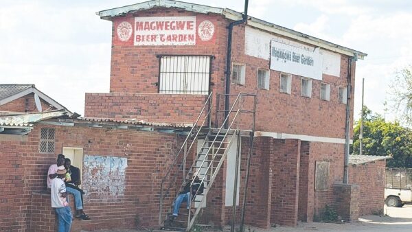 Ikhansili iguqula amabhawa abe ngamakolitshi ezikolo