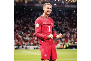 Cristiano Ronaldo hails Messi