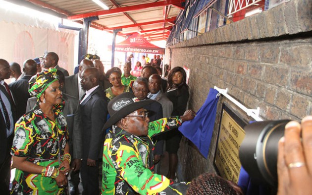 President Mugabe unveils the plaque to officially open the Gweru Information Centre in the company of First Lady Amai Grace Mugabe