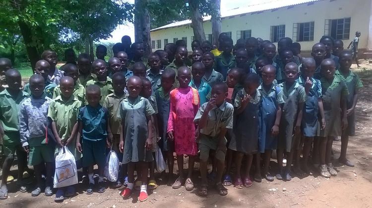 Vana nherera 100 vopinzwa chikoro