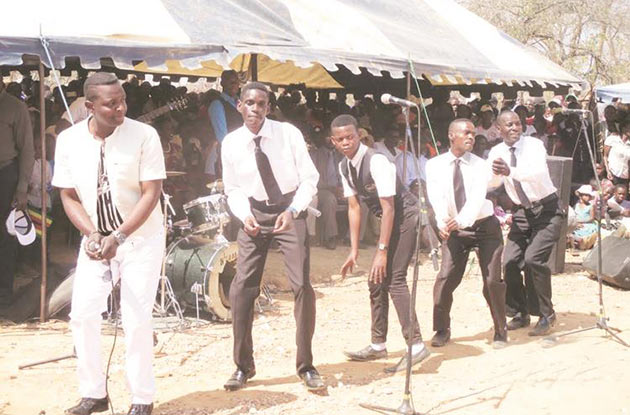 Suluman Chimbetu and Orchestra Dendera Kings entertain the crowd at Chinhoyi Provincial Heroes Acre where his father and founder of the group Simon “Chopper” Chimbetu lies buried yesterday