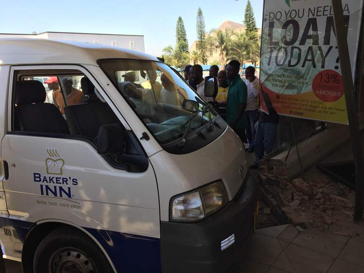 The vehicle comes to a halt after crashing into Sanhanga Building in Mutare city