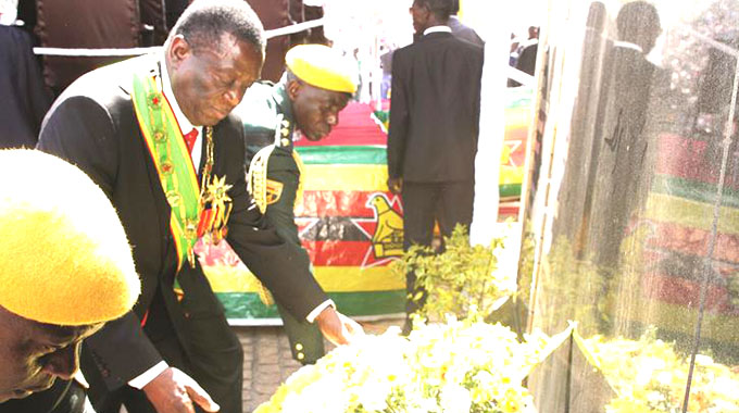 Thousands honour fallen heroes, heroines