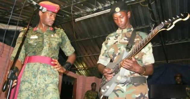 Baba Harare’s replacement Brian Tsiga (right) performs the popular Baba Harare song alongside Jah Prayzah at Extra Mile on Sunday