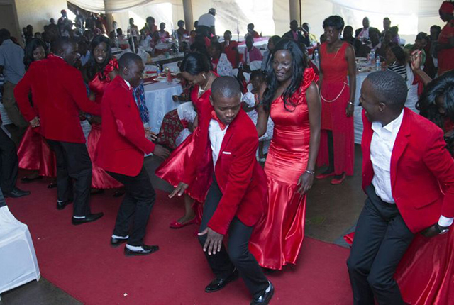 Many videos of wild wedding dances have gone viral on social media networks and couples seem to be competing for the best dancers’ award.