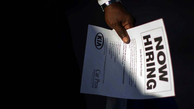 US weekly jobless claims drop