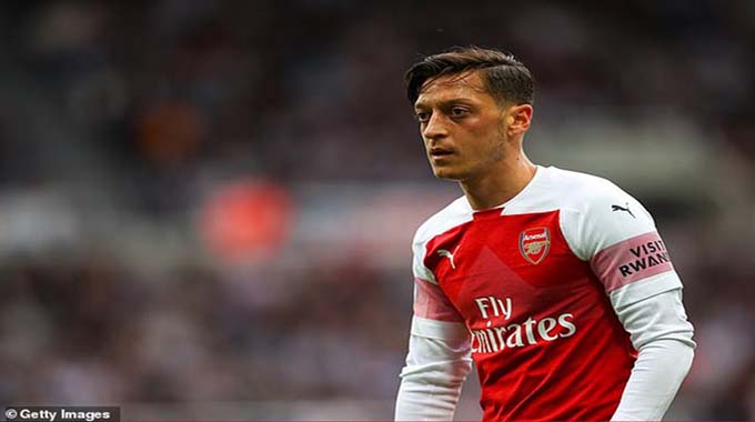 Ozil orumbidza Ronaldo