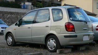 1997_Toyota_Corolla-Spacio_01