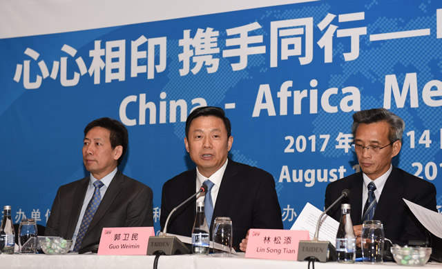 (Xinhua) -- Guo Weimin (C), vice minister of the State Council Information Office, speaks during the China-Africa Media Forum in Johannesburg, South Africa, Aug. 14, 2017. (Xinhua/Li Baishun)