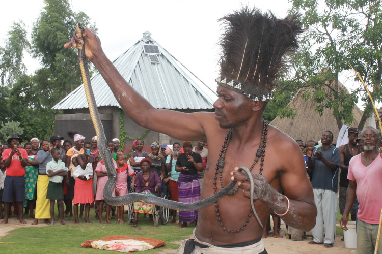 Ndakakinditswa nevaroyi: N’anga