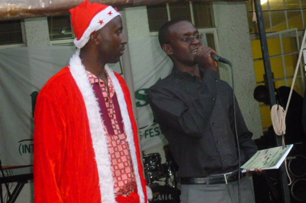 Tendayi Maduwa (right) speaking at his book launch recently